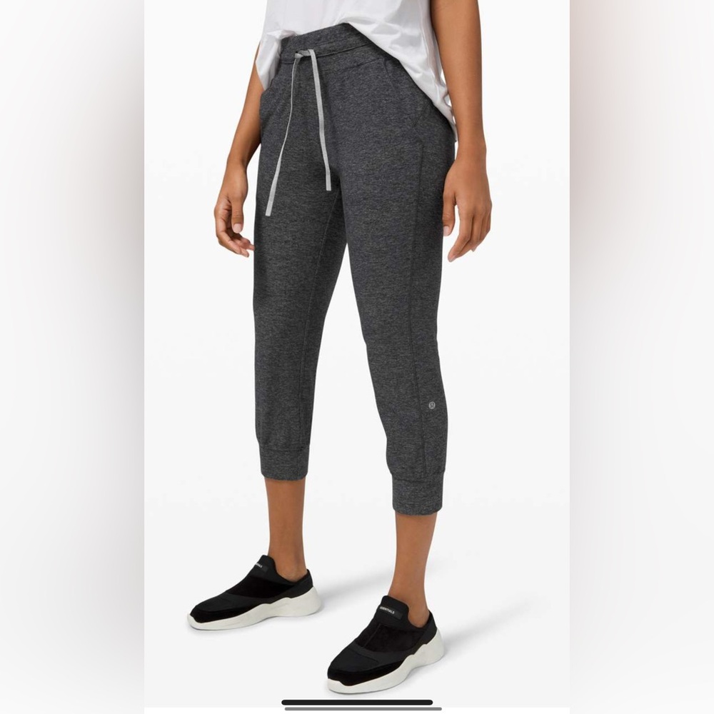Lululemon Ready to Rulu Jogger Crop
Heathered Raceway Grey / Black Sz 2